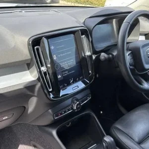 2020 Volvo XC40 Momentum Pro 5-door Estate - Image 2