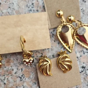 10 PAIRS OF GOLD COLOURED CLIP-ON EARRINGS - Image 4