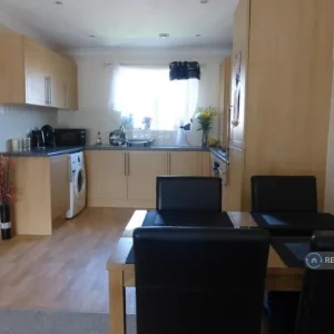 2 bedroom flat in Crome Drive, Kinver, South Staffordshire (2 bed) - Image 5