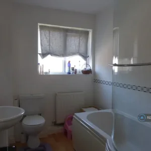 2 bedroom flat in Crome Drive, Kinver, South Staffordshire (2 bed) - Image 7