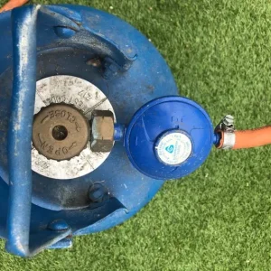 Camping gas cylinder with valve - Image 2