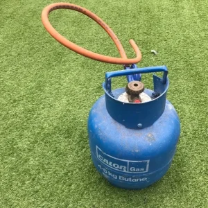 Camping gas cylinder with valve