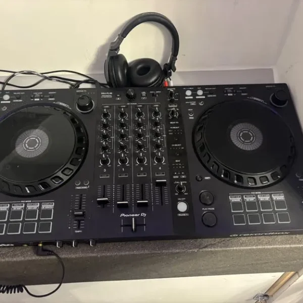 Pioneer DDJ-FLX6 4-channel with speakers and headphones