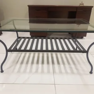 Glass and metal coffee table with modern legs - Image 4