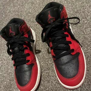 Air Jordans 1 mids size 4 uk