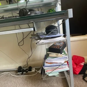 Desk with three work surfaces - Image 2