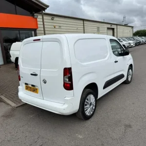 2020 Vauxhall Combo L1H1 2300 Sportive S/S AC Panel Van Diesel Manual - Image 3