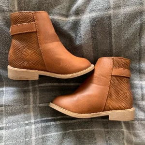 Girls zip up ankle boots size 5 - Image 2