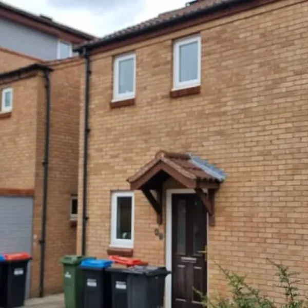 2 Bed Semi-Detached House with Garden and Parking