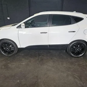 2014 Hyundai Ix35 2.0 CRDi Premium 4WD Estate - Image 3