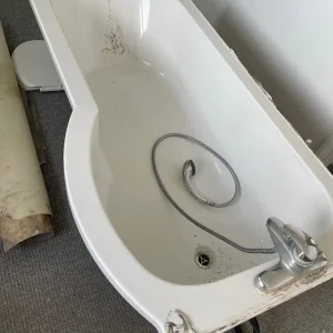 P shaped bath with glass curved shower screen - Image 3