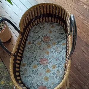 Seagrass rattan moses basket with vintage floral sheet - Image 3