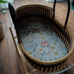 Seagrass rattan moses basket with vintage floral sheet - Image 5