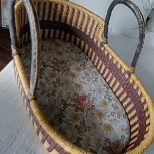 Seagrass rattan moses basket with vintage floral sheet - Image 6