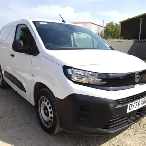2024 Vauxhall Combo 2300 Prime Turbo Diesel Van with Side and Rear Damage - Image 3
