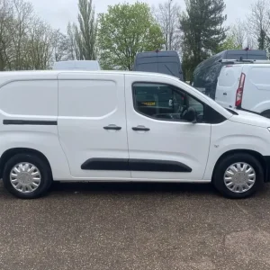 2022 Vauxhall E-Combo LWB Dynamic 100KW 50KWH with Air Con - Image 2