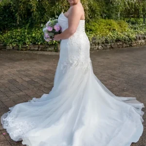 Fishtail wedding dress - Image 2