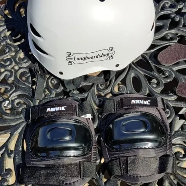 Hard-shell skate helmet small/medium white