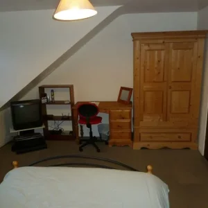 2nd floor bedroom with wash hand basin - Image 4