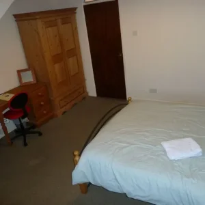 2nd floor bedroom with wash hand basin - Image 6