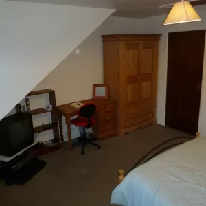 2nd floor bedroom with wash hand basin