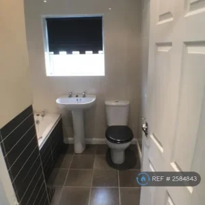 2 bedroom mid-terrace house in Melbourne Street - Image 8