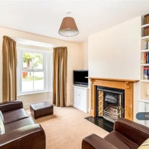 3 bedroom terraced house in Roselands Gardens - Image 2