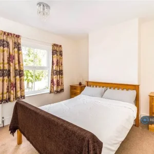 3 bedroom terraced house in Roselands Gardens - Image 3