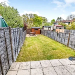 3 bedroom terraced house in Roselands Gardens - Image 6