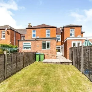 3 bedroom terraced house in Roselands Gardens - Image 7