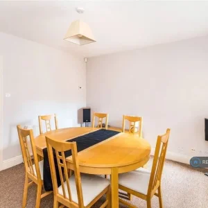 3 bedroom terraced house in Roselands Gardens - Image 8