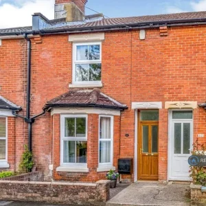 3 bedroom terraced house in Roselands Gardens
