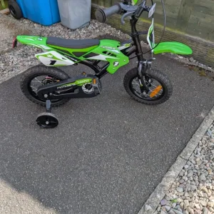 boys bike with stabilisers