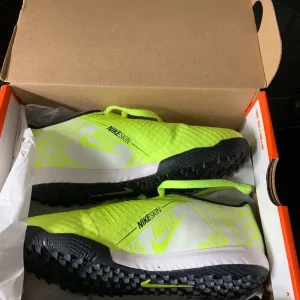 Nike Astro boots size 1 - Image 5