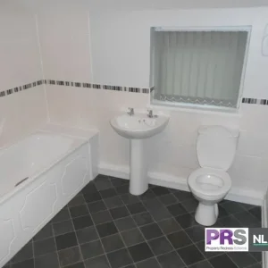 2 bedroom house in Worcestershire, England - Image 8