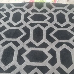 Good condition grey and black rug 7ft x 6ft - Image 2