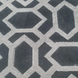 Good condition grey and black rug 7ft x 6ft - Image 3