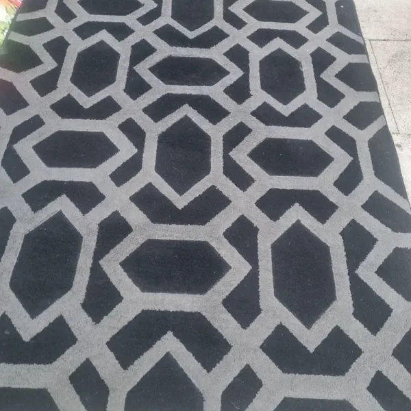 Good condition grey and black rug 7ft x 6ft