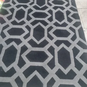 Good condition grey and black rug 7ft x 6ft
