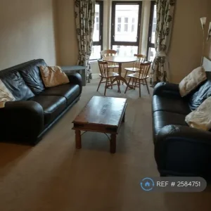 2 bedroom flat in Durward Court, G41 - Image 2