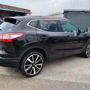 2015 Nissan Qashqai 1.6 dCi Tekna 5-door hatchback - Image 3