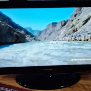 Samsung 32in Freeview LE32C45 TV with remote and manual - Image 2