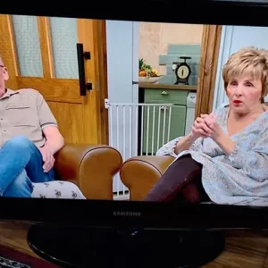 Samsung 32in Freeview LE32C45 TV with remote and manual - Image 4