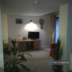 2 bedroom detached house in Ellenborough Park North - Image 4