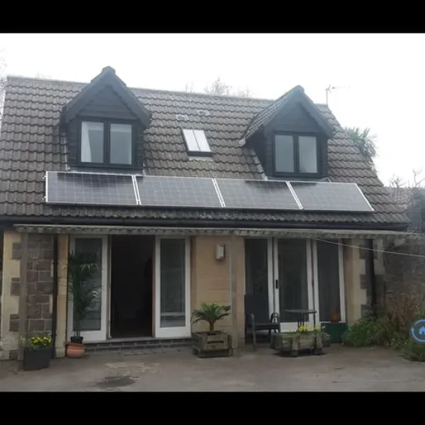 2 bedroom detached house in Ellenborough Park North