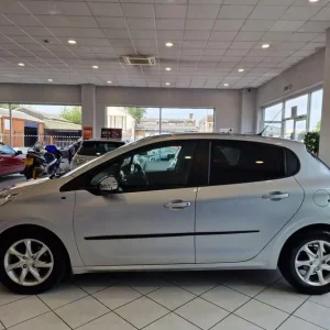 2014 Peugeot 208 1.6 e-HDi Style Euro 5 5-door hatchback - Image 5