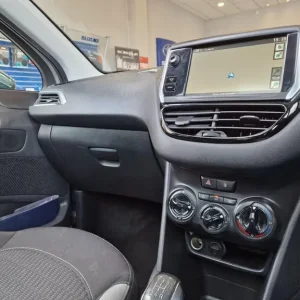 2014 Peugeot 208 1.6 e-HDi Style Euro 5 5-door hatchback - Image 8