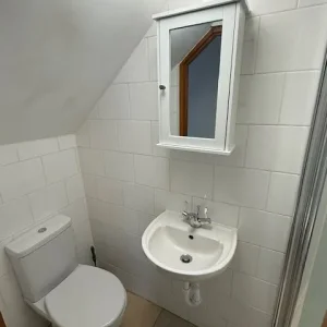 Ground floor studio with private shower and fridge freezer - Image 6