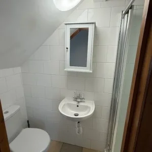 Ground floor studio with private shower and fridge freezer - Image 7