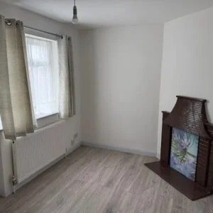 Ground floor studio with private shower and fridge freezer - Image 8
